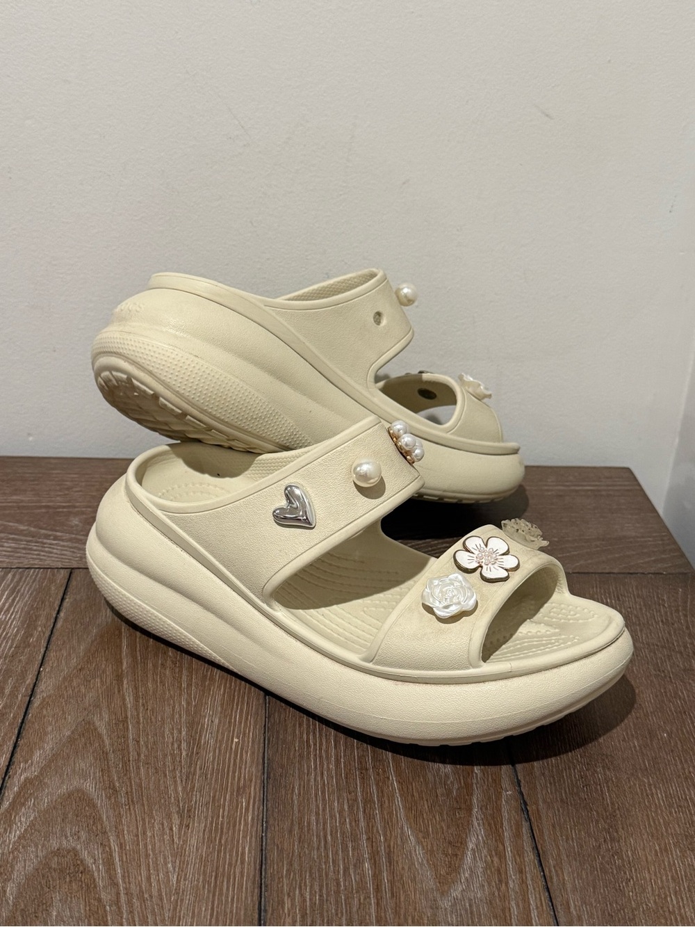 Crocs Mega Crush Platform Sandal Cream Women's Sz 8 flower pearls Jibbits bridal